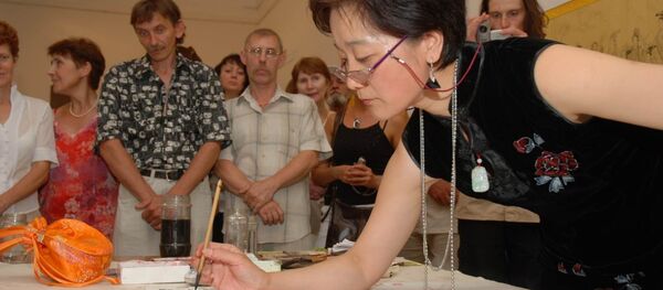 王秀玲现场作画 王秀玲现场作画 - 俄罗斯卫星通讯社