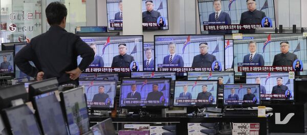 Мужчина смотрит трансляцию официальной церемони приветствия лидеров Северной и Южной Корей Ким Чен Ына и Мун Чжэ Ина в Пхеньянском аэропорту Сунан Мужчина смотрит трансляцию официальной церемони приветствия лидеров Северной и Южной Корей Ким Чен Ына и Мун Чжэ Ина в Пхеньянском аэропорту Сунан - 俄罗斯卫星通讯社