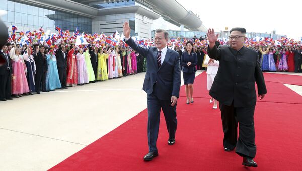 Лидеры Южной и Северной Кореи Мун Чжэ Ин и Ким Чен Ын в аэропорту Пхеньяна - 俄罗斯卫星通讯社