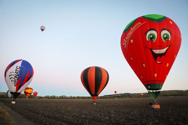 斯塔夫罗波尔高加索矿泉城-俄罗斯的明珠航空节的气球 - 俄罗斯卫星通讯社