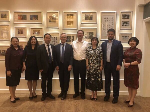 俄罗斯作家谢苗诺夫被北京外国语大学聘为该校名誉教授 俄罗斯作家谢苗诺夫被北京外国语大学聘为该校名誉教授 - 俄罗斯卫星通讯社