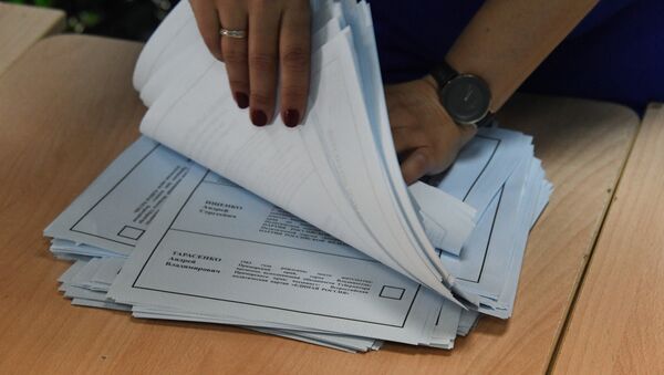 Подсчет голосов на избирательном участке во Владивостоке во время второго тура выборов губернатора Приморского края - 俄羅斯衛星通訊社