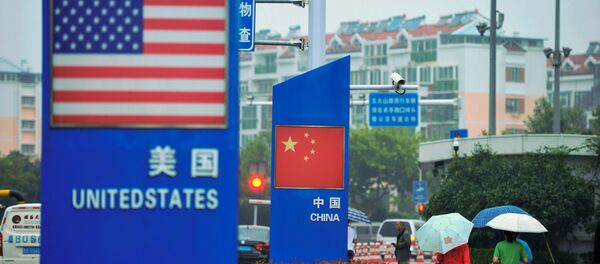 Signs with the US flag and Chinese flag are seen outside a store selling foreign goods in Qingdao - 俄羅斯衛星通訊社