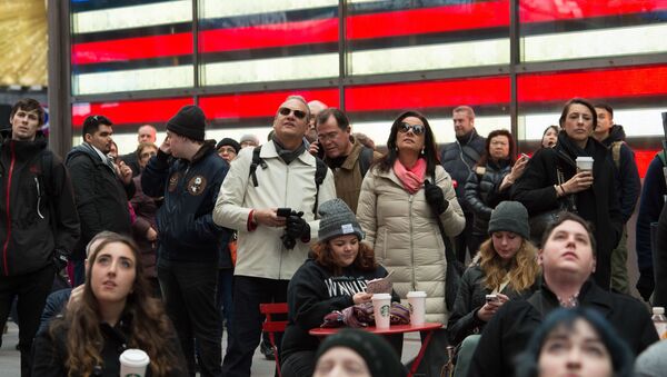 Люди смотрят трансляцию инаугурации Дональда Трампа на Таймс-сквер в Нью-Йорке - 俄罗斯卫星通讯社