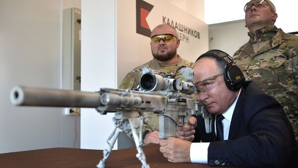 普京在卡拉什尼科夫公司槍支中心使用步槍進行射擊 - 俄羅斯衛星通訊社