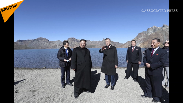 韩朝领导人登上白头山看天池 - 俄罗斯卫星通讯社