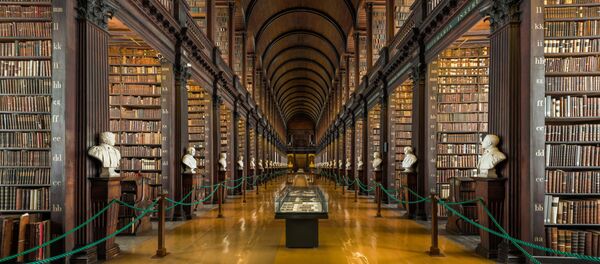 环保分子在抗议剑桥大学三一学院的活动中蓄意破坏草坪 - 俄罗斯卫星通讯社