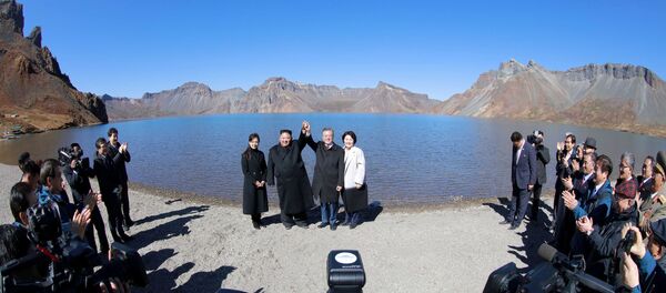 金正恩請教如何用手比劃韓國流行的心型 韓國 - 俄羅斯衛星通訊社