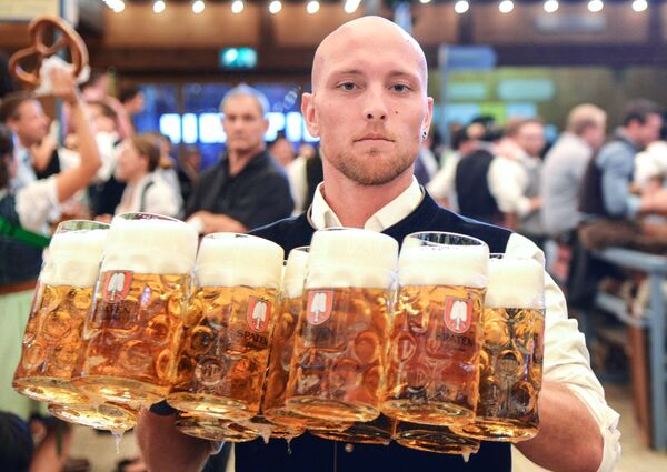 慕尼黑啤酒节开幕式上侍应生正在送杯装啤酒。 - 俄罗斯卫星通讯社