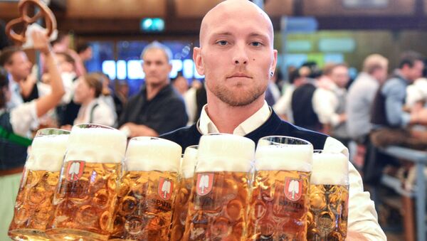 Официант разносит бокалы с пивом на открытии традиционного пивного фестиваля Октоберфест в Мюнхене - 俄羅斯衛星通訊社