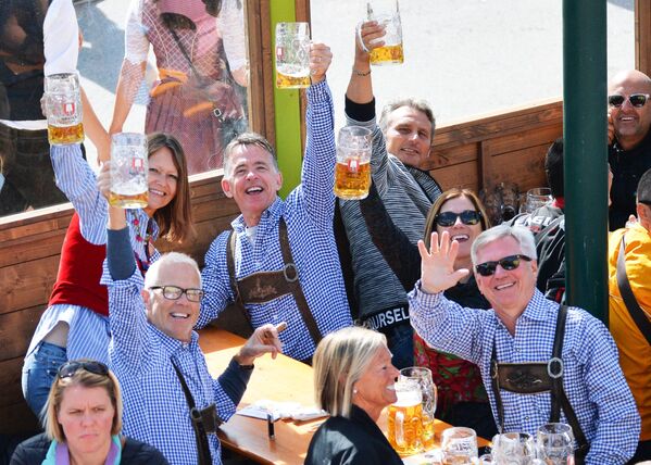 游客在慕尼黑啤酒节开幕式上。 - 俄罗斯卫星通讯社