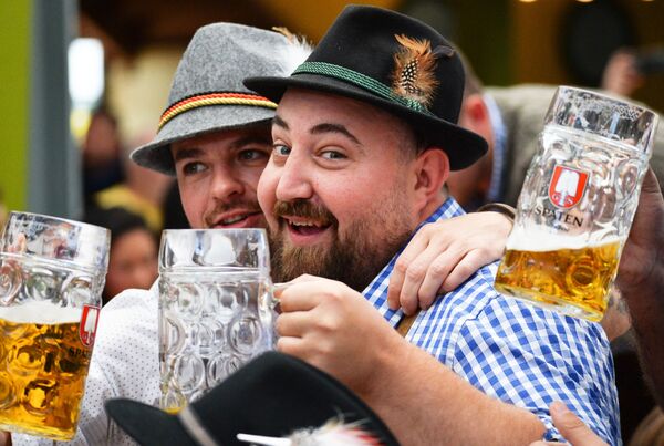 游客在慕尼黑啤酒节开幕式上。 - 俄罗斯卫星通讯社