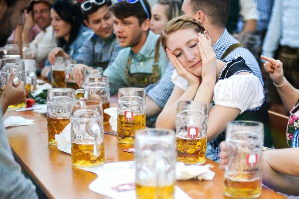 遊客在慕尼黑啤酒節開幕式上。 - 俄羅斯衛星通訊社