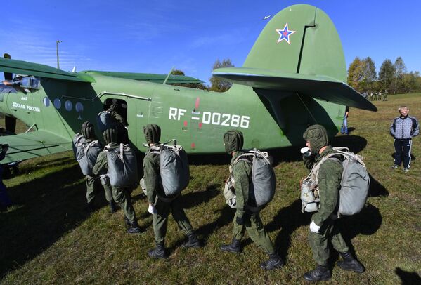 烏蘇里斯克蘇沃洛夫軍事學校的學員在濱海邊疆區諾沃瑟索耶夫克村附近的野戰機場第一次跳傘時的場景 - 俄羅斯衛星通訊社