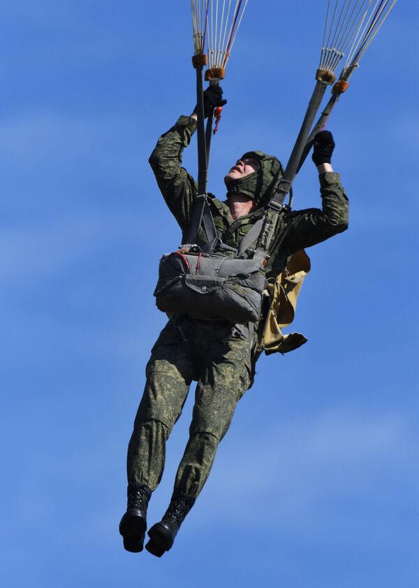 烏蘇里斯克蘇沃洛夫軍事學校的學員在濱海邊疆區諾沃瑟索耶夫克村附近的野戰機場第一次跳傘時的場景 - 俄羅斯衛星通訊社