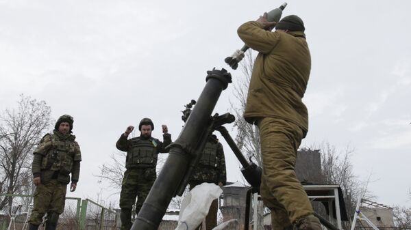 Украинские военные во время стрельбы из миномета - 俄罗斯卫星通讯社
