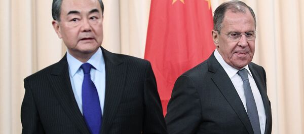 Министр иностранных дел России Сергей Лавров (справа) и министр иностранных дел КНР Ван И перед началом пресс-конференции после встречи в Москве. - 俄罗斯卫星通讯社