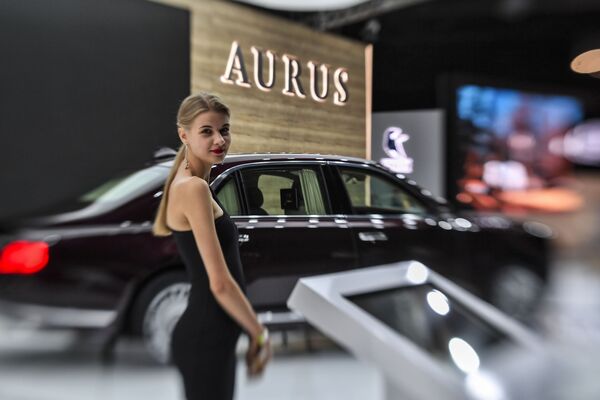 2018莫斯科國際汽車展覽會上Aurus Senat豪車旁的女孩 - 俄羅斯衛星通訊社