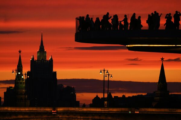 莫斯科“扎里亚季耶”自然景观公园浮桥上的游客 - 俄罗斯卫星通讯社