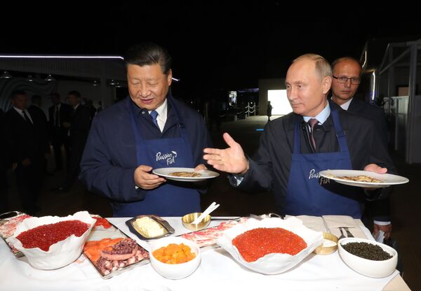 中國國家主席習近平與俄羅斯總統弗拉基米爾·普京在符拉迪沃斯托克出席東方經濟論壇期間參觀展覽 - 俄羅斯衛星通訊社