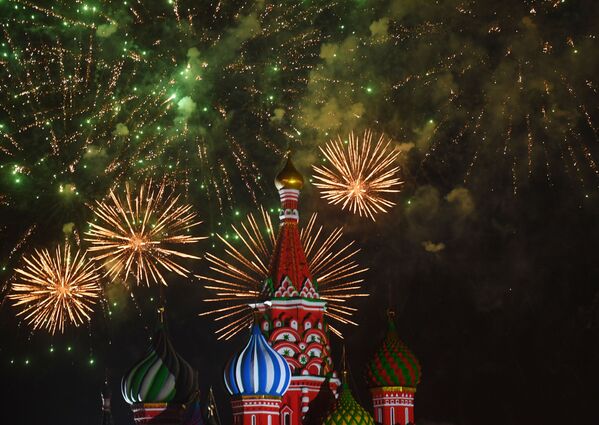 第11屆俄羅斯 “救世主塔樓”國際軍樂節閉幕式上的煙花 - 俄羅斯衛星通訊社