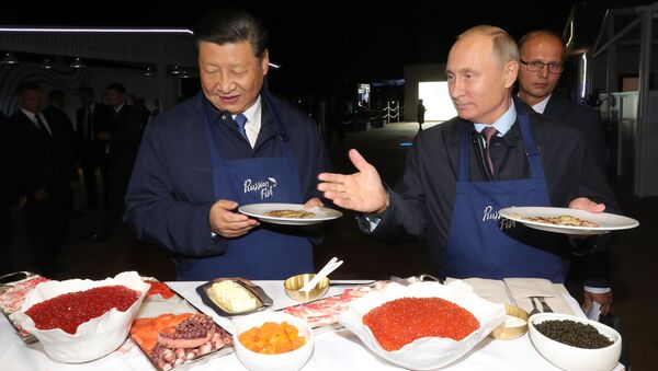 中国国家主席习近平与俄罗斯总统弗拉基米尔·普京在符拉迪沃斯托克出席东方经济论坛期间参观展览 - 俄罗斯卫星通讯社