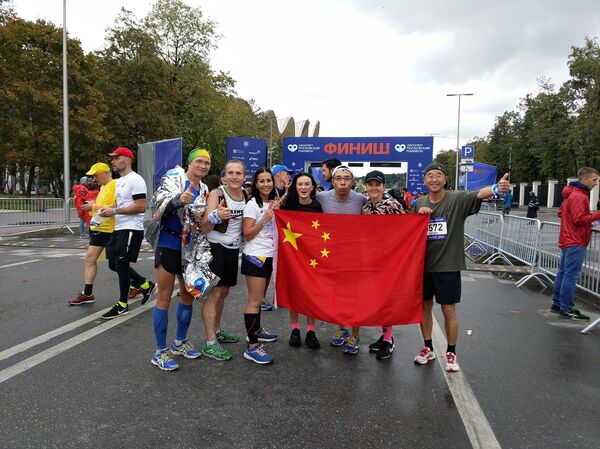 李小白与俄罗斯马拉松跑友在赛场上 - 俄罗斯卫星通讯社