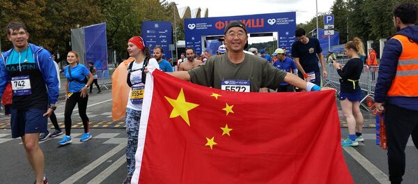 李小白在俄羅斯全馬賽場上展示中國國旗 - 俄羅斯衛星通訊社
