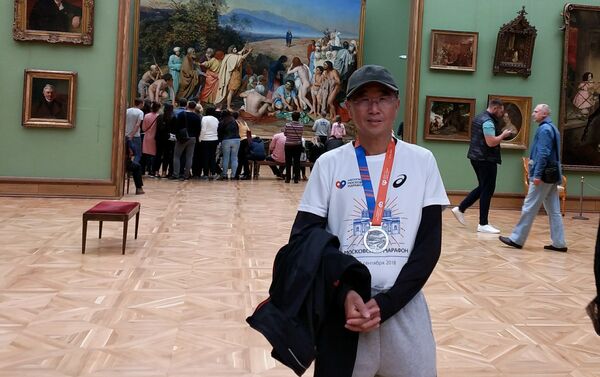 李小白在俄罗斯特列季亚科夫画廊欣赏俄罗斯油画 - 俄罗斯卫星通讯社