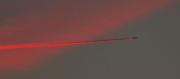Полет самолета на закате - 俄羅斯衛星通訊社