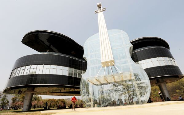 中國還有一處名勝——鋼琴房展覽中心（Piano House），它由一個巨型透明小提琴和一架黑色鋼琴組成。 - 俄羅斯衛星通訊社