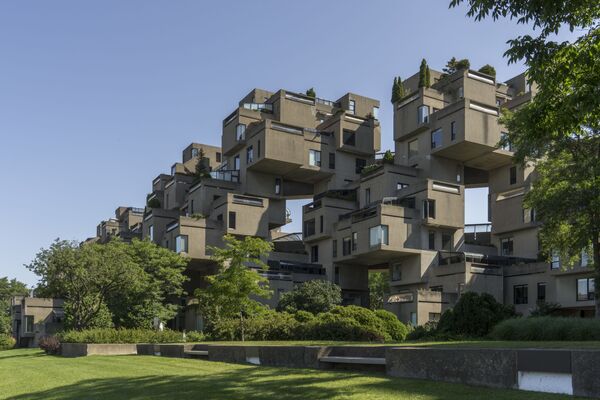 這棟居民樓看上去似乎由樂高設計師的立方體拼成，總共由354塊立方體堆積而成。大樓由加拿大設計師莫捨·薩夫迪（Moshe Safdie）在蒙特利爾世博會（Expo 67）之前設計。 - 俄羅斯衛星通訊社