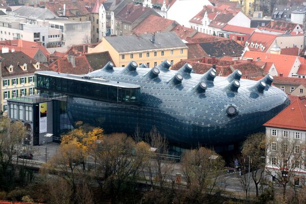 伦敦建筑师彼得·库克和科林·福尼尔（Colin Fournier）设计了奥地利格拉茨市的博物馆建筑。按照他们的设想，这座建筑物应该让人想起魔术师的手提箱，但当地居民称它为“友善的外星人”。 - 俄罗斯卫星通讯社