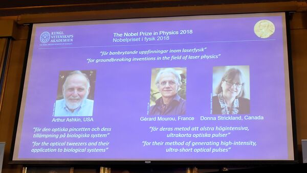 諾貝爾物理學獎揭曉：美法加三名科學家因激光物理獲獎 - 俄羅斯衛星通訊社