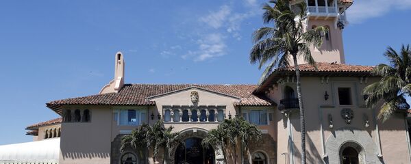 President Donald Trump, left, and Chinese President Xi Jinping pause in their walk after their meetings at Mar-a-Lago, Friday, April 7, 2017 - 俄罗斯卫星通讯社