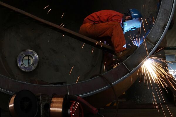 全球一半以上的钢材来自中国。根据世界钢铁协会的数据，恰好今年将达到钢材产量峰值--8.86亿吨，相当于15年前全球的钢产量。 - 俄罗斯卫星通讯社