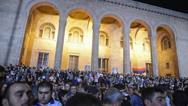 法案獲得通過後，反對這項修正案的抗議者立即包圍了國民議會大樓 - 俄羅斯衛星通訊社