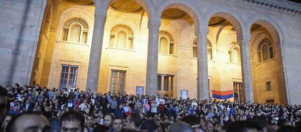 法案獲得通過後，反對這項修正案的抗議者立即包圍了國民議會大樓 - 俄羅斯衛星通訊社