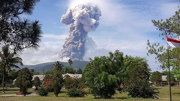 印尼蘇拉威西島火山爆發 灰燼噴至4千米高 - 俄羅斯衛星通訊社