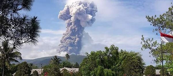 印尼苏拉威西岛火山爆发 灰烬喷至4千米高 - 俄罗斯卫星通讯社
