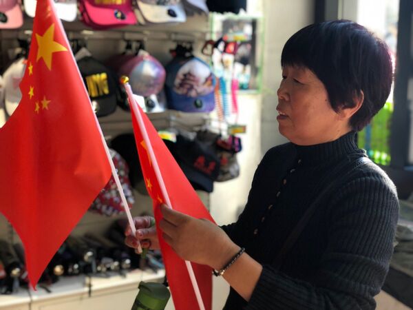中国游客们在天安门附近的商店内选择纪念品 - 俄罗斯卫星通讯社