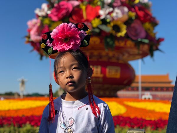 全國各地的遊客齊聚北京，參觀這裡的主要景點之一——傳統的、每年都會在10月1日前擺放在廣場上的巨大花籃 - 俄羅斯衛星通訊社