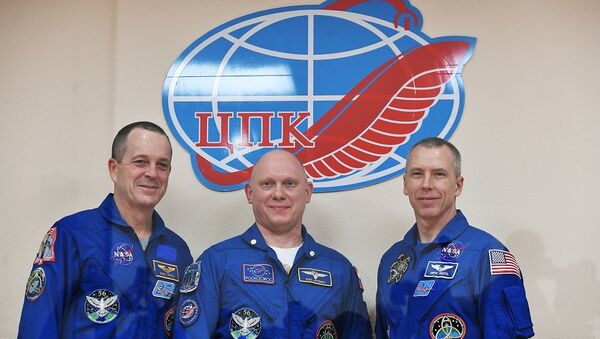 俄罗斯“联盟”号飞船成功着陆 3名宇航员返回地球 - 俄罗斯卫星通讯社
