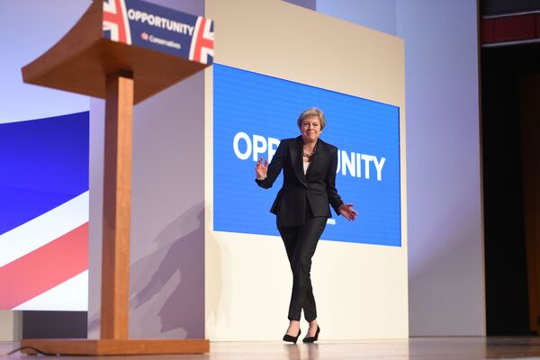 英国首相特蕾莎·梅在２０１８年的保守党伯明翰年会新闻发布会上跳舞。 - 俄罗斯卫星通讯社