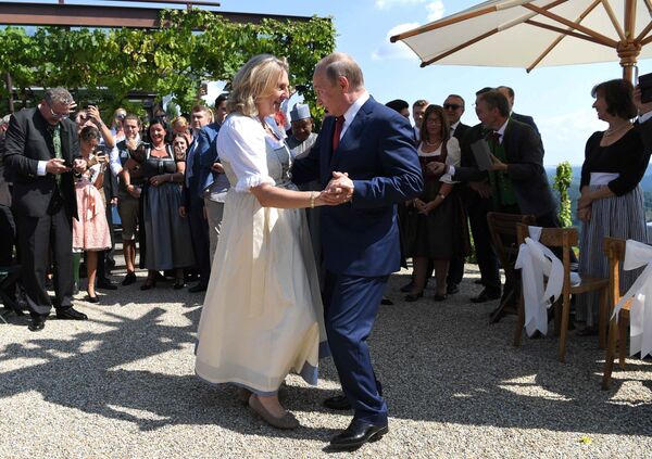 俄罗斯总统弗拉基米尔·普京受邀出席奥地利外长卡琳⋅克奈斯尔与沃尔夫冈⋅梅林格的婚礼，期间与新娘共舞。 - 俄罗斯卫星通讯社