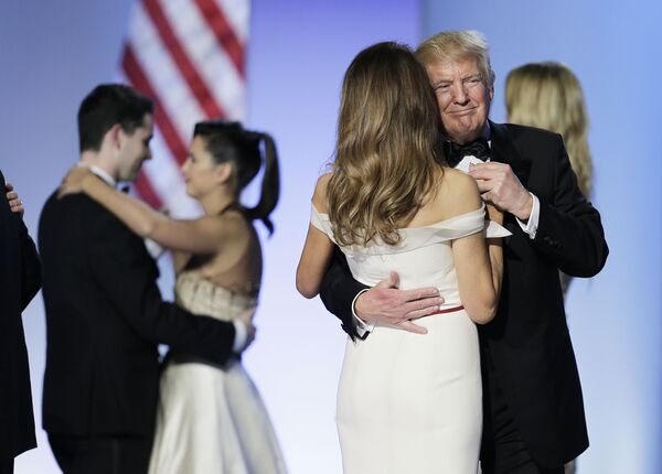 美国总统唐纳德·特朗普与第一夫人梅拉尼娅·特朗普在华盛顿每年一度的自由舞会（Freeｄｏｍ　Ｂａｌｌ）期间共舞。 - 俄罗斯卫星通讯社