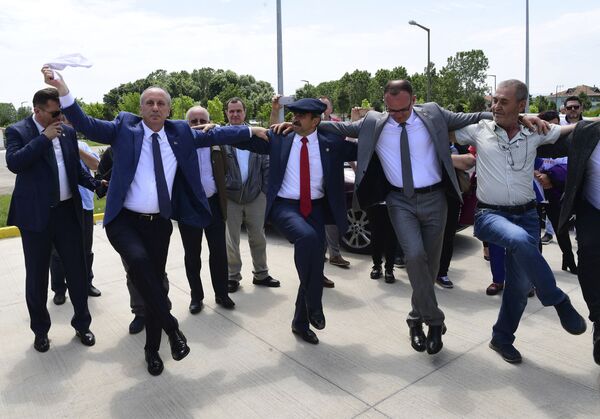 土耳其共和人民黨候選人穆哈雷姆·因傑與支持者們在薩姆松省的群眾集會上跳舞。 - 俄羅斯衛星通訊社