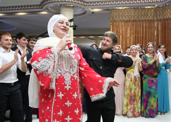 車臣共和國行政長官拉姆贊·卡德羅夫在格羅茲尼舉行的盛大晚宴上與女歌手共舞。 - 俄羅斯衛星通訊社