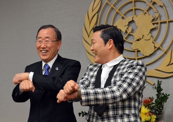 聯合國前秘書長潘基文與韓國流行歌手樸載相（PSY）在紐約聯合國總部共舞 - 俄羅斯衛星通訊社