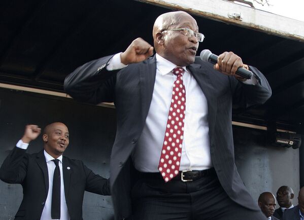 南非前總統雅各布·祖馬在現身德班最高法院會議，之後面對支持者跳舞。 - 俄羅斯衛星通訊社